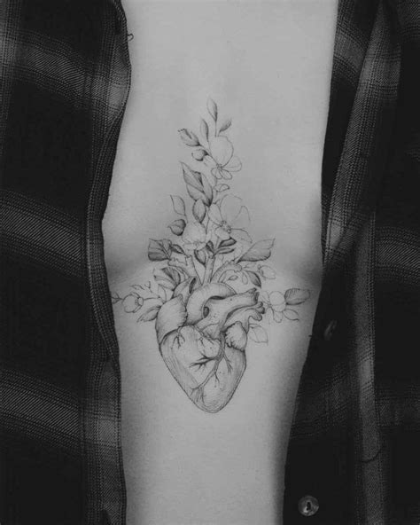 tatuajes entre los pechos para mujer|Tatuajes en el pecho para mujeres: significado y diseños。